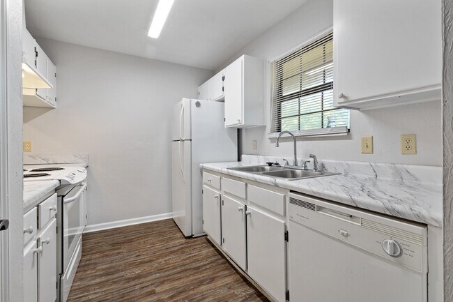 Building Photo - 424 E 7th Ave