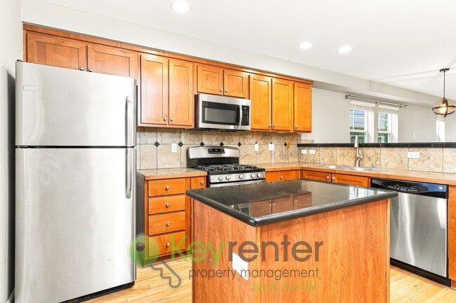 Building Photo - 7116 27th Ave SW