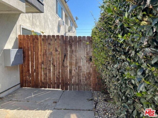 Foto del edificio - 2210 S Sycamore Ave