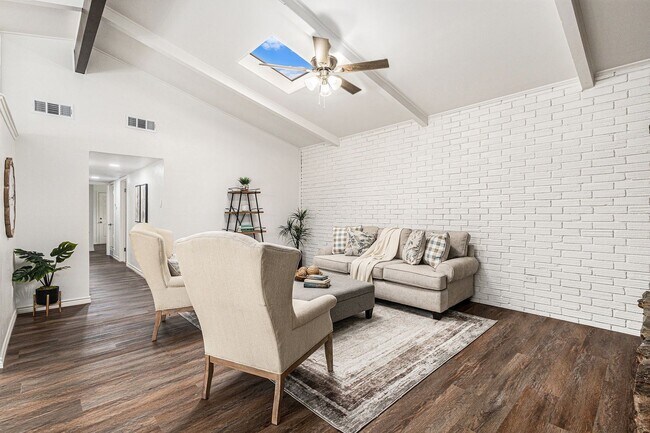 Foto del edificio - Stunning Remodel with Vaulted Ceilings and Spacious Yard