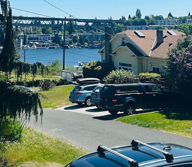 Building Photo - 2Bd/1Ba Seattle Home