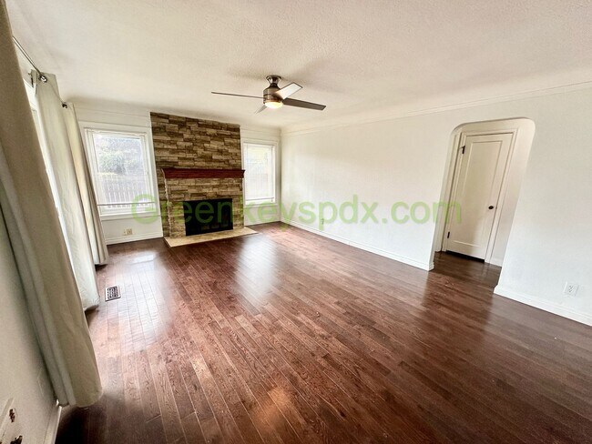 Foto del edificio - 4-Bedroom 2-Bathroom Mid-Century Ranch wit...