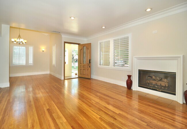 Entry - 4954 Ranchito Ave