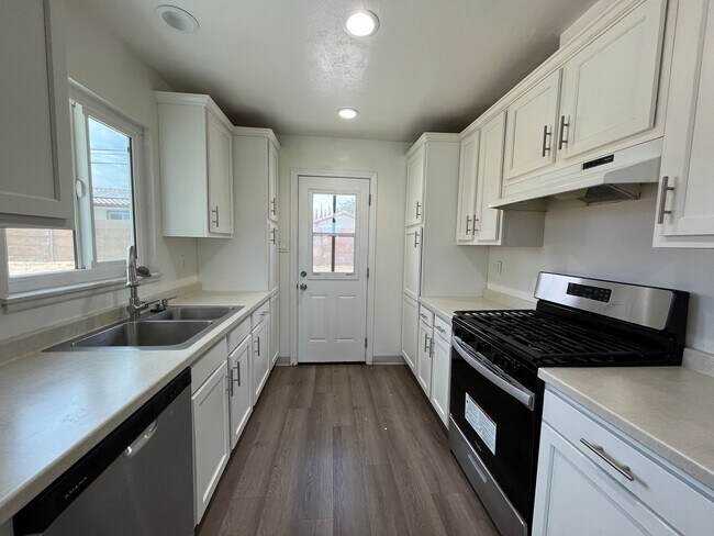 Foto del edificio - 12728 Linnell Ave