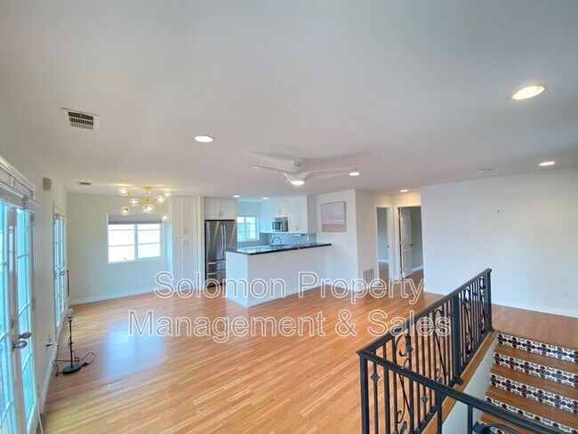 Building Photo - 316 1/2 Surfrider Way