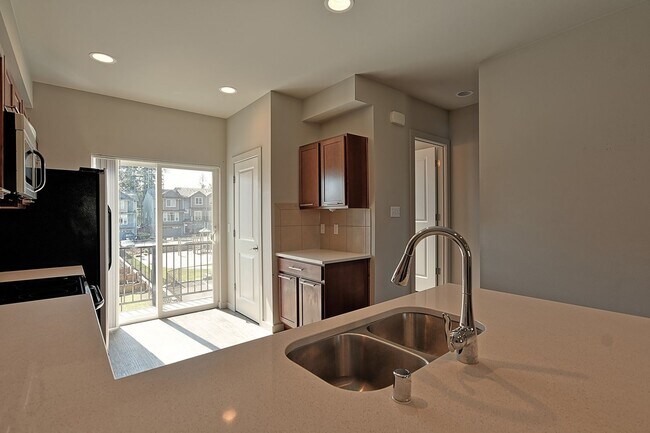 Foto del edificio - Available Now | Spacious 3BR Northlake Court Townhome with Garage & Private Balcony