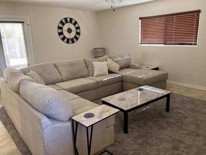 Foto principal - 333 E Beatryce St