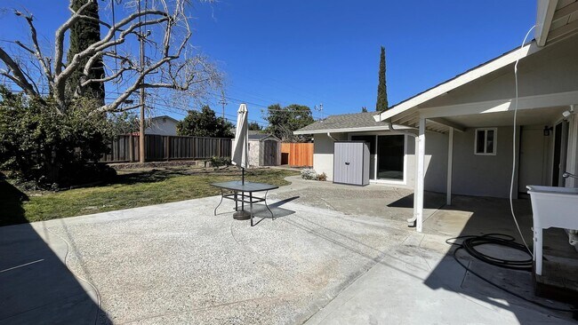 Building Photo - 3713 Justine Dr