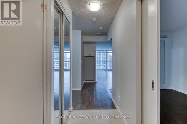 Building Photo - 215 Fort York Blvd