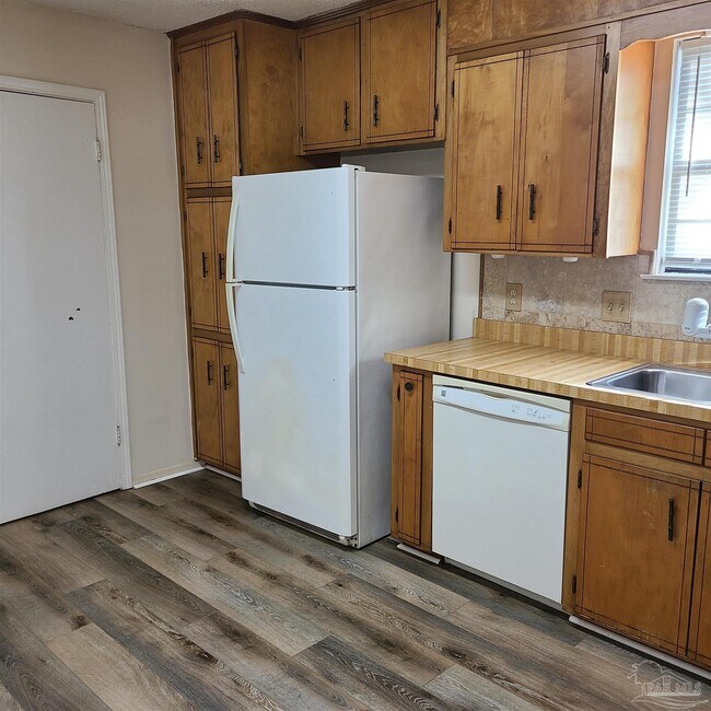 Foto del edificio - 7804 Deborah Dr