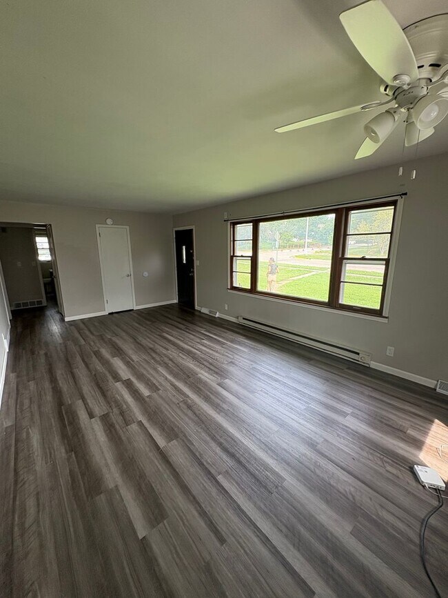 Foto del edificio - 3 Bedroom 1 Bathroom Duplex in Cedar Falls! First Months Rent FREE!