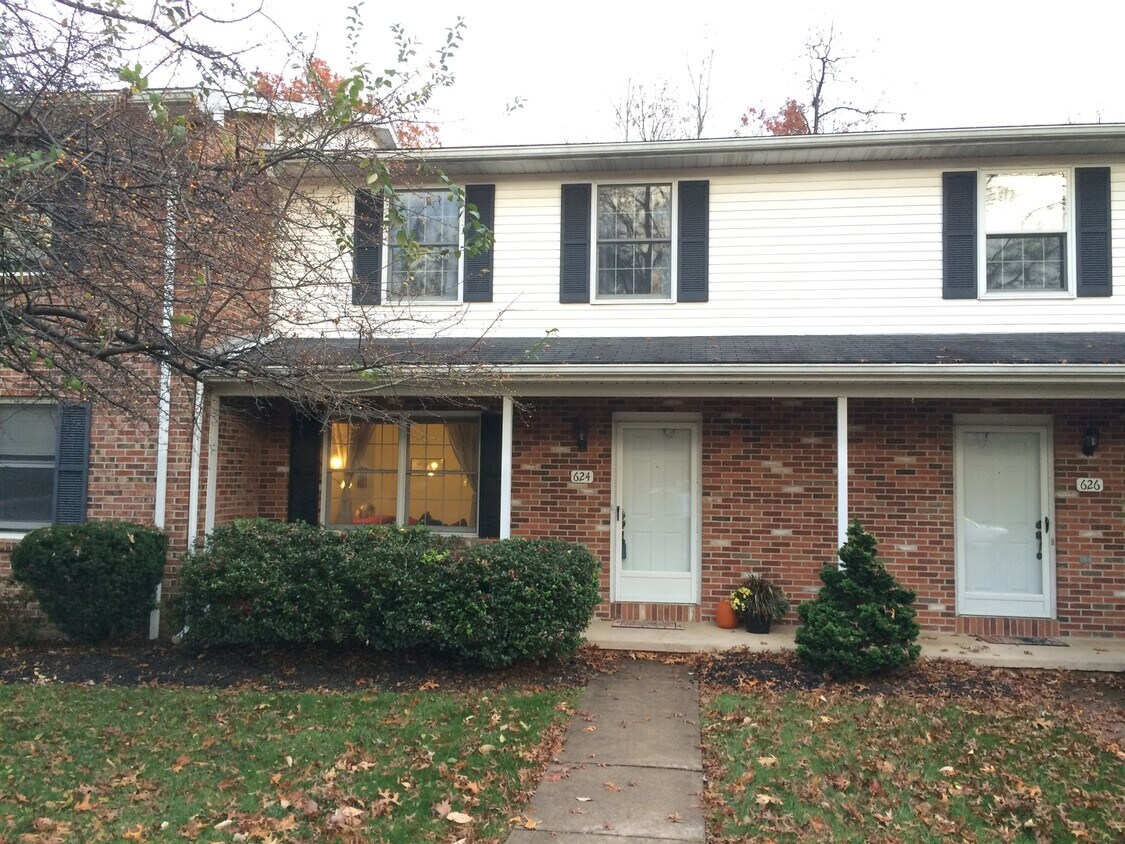 Primary Photo - 2 bed/1.5 bath Townhouse