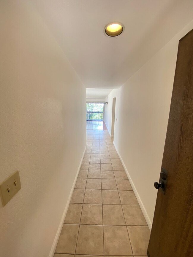 Building Photo - Spacious 2 Bedroom Signal Hill Condo for R...