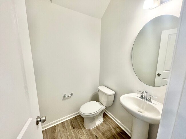 Foto del edificio - 3 Bedroom paired home with 2 car garage mi...