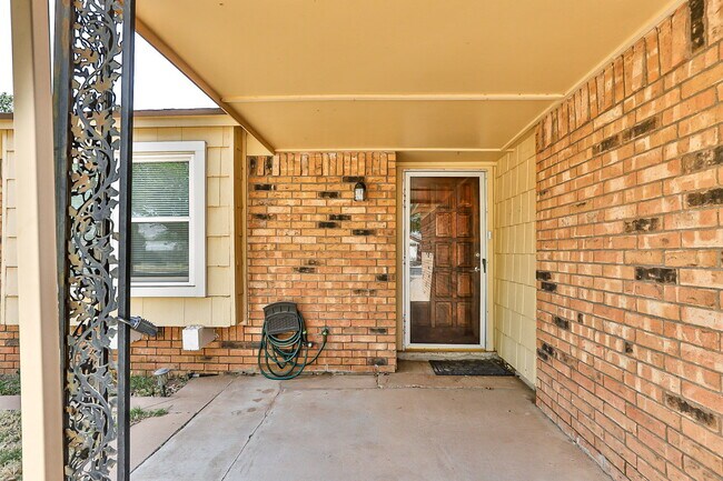 Building Photo - Super sharp three bedroom in South Lubbock welcomes roommates!