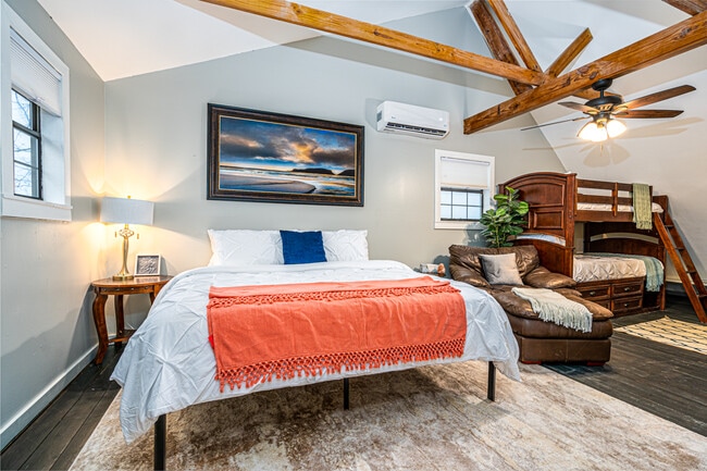 Foto del edificio - 890 NE Fields Rd