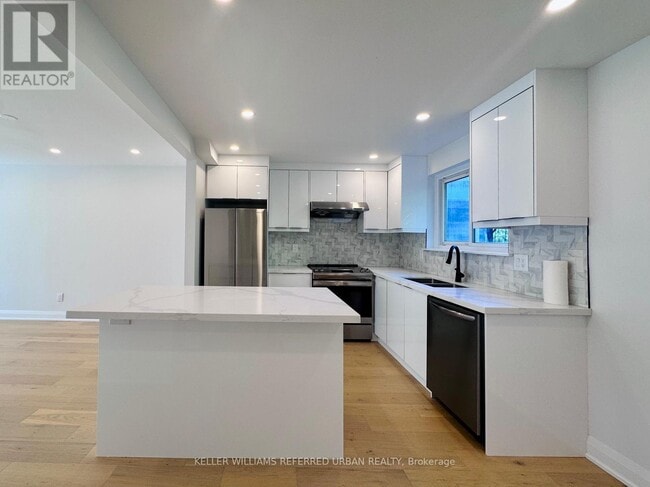 Building Photo - 906 Marinet Crescent