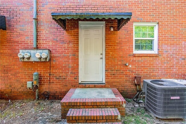 Building Photo - 820 Pilot Ave