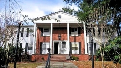 Building Photo - 304 Lake Shore S