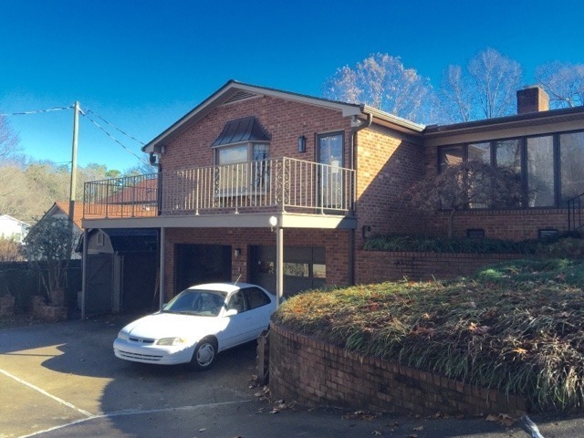 Foto del edificio - Spacious Brick Ranch w/Finished Basement