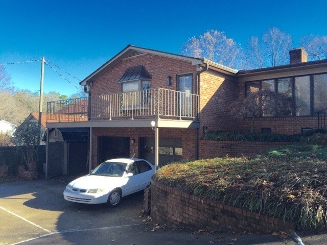 Foto del edificio - Spacious Brick Ranch w/Finished Basement