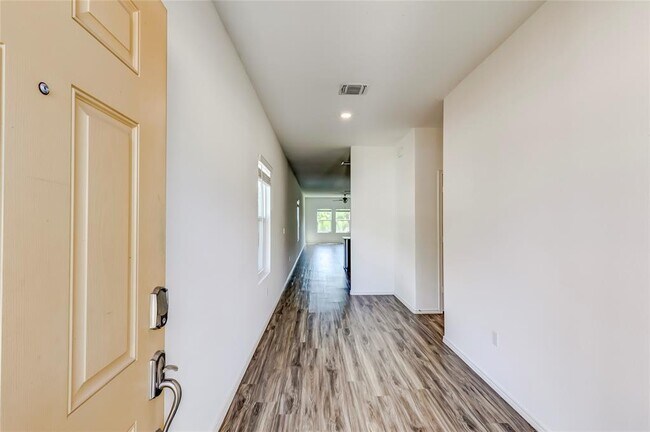 Foto del edificio - 7420 Tonka Ln