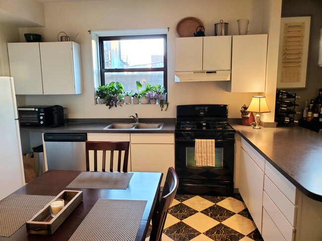 Building Photo - 1519 W Olive Ave