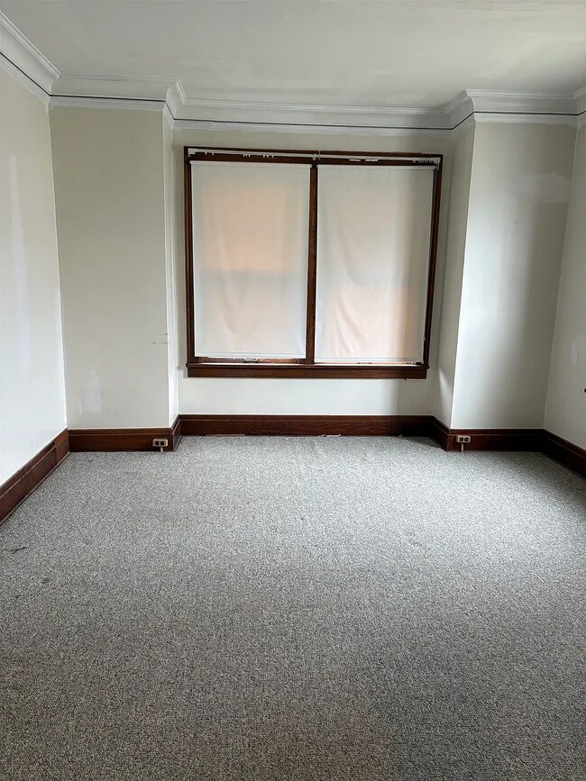 Dormitorio principal con 5 ventanas grandes en la planta baja. - 99 E Orvis St
