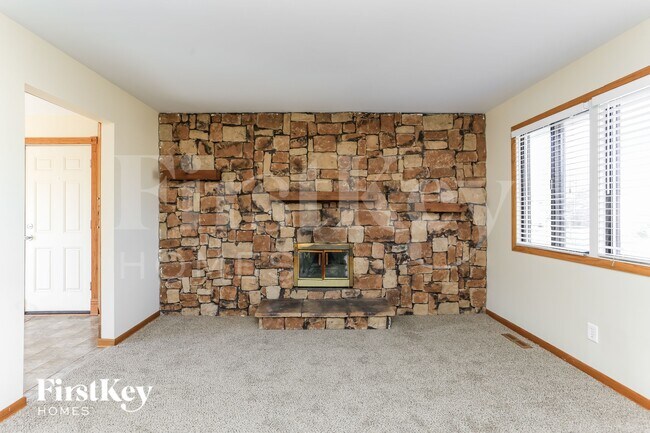 Foto del edificio - 915 Camelot Dr