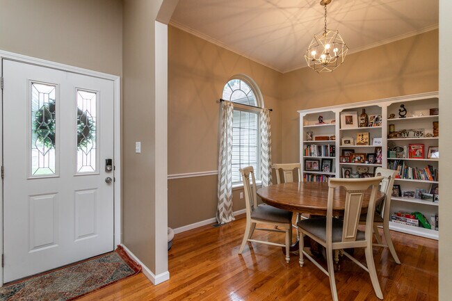 Foto del edificio - 613 Adens Woods Ct