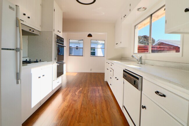 Kitchen - 129 Oakes Blvd