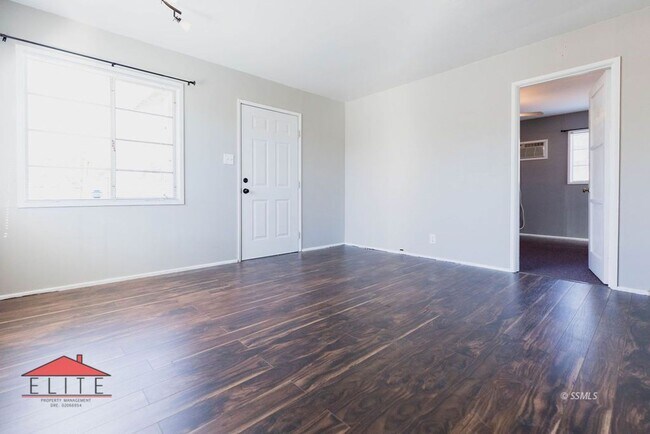 Foto del edificio - AVAILABLE NOW!!