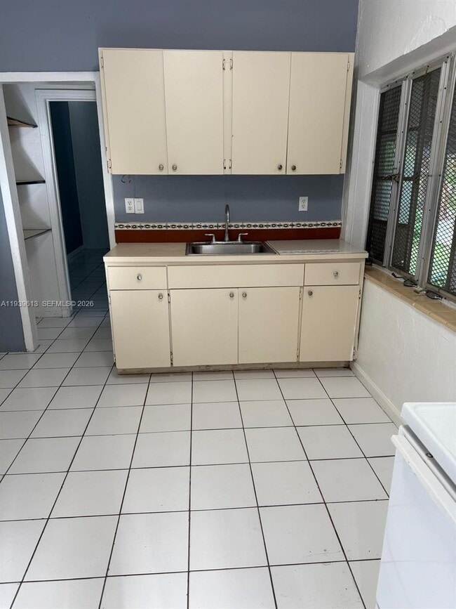 Building Photo - 3100 SW 13th St