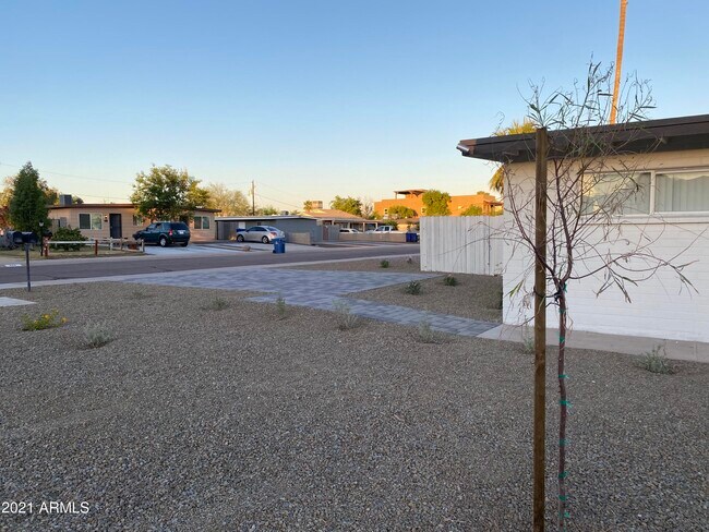 Building Photo - 929 E Tempe Dr