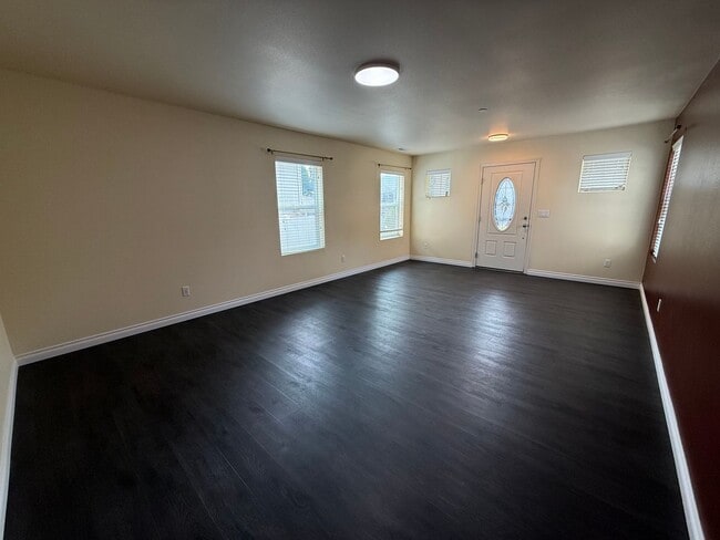 Building Photo - 4 Bedroom DuPont Home for Rent