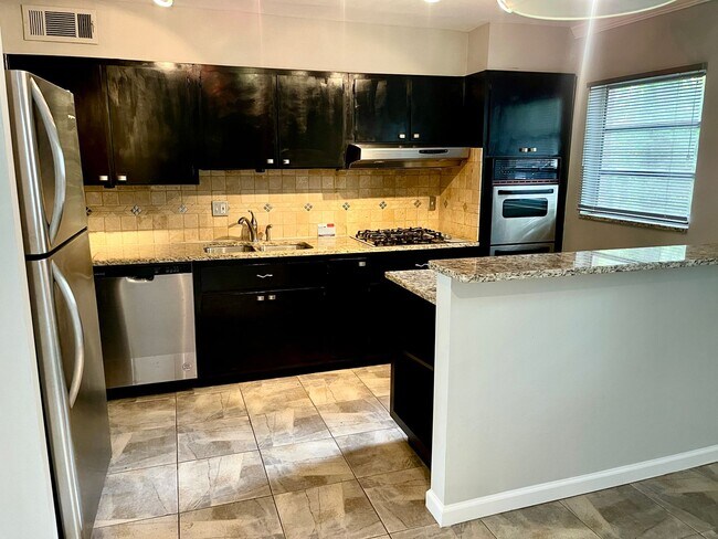 Foto del edificio - Stop Commuting with this 2-bedroom condo