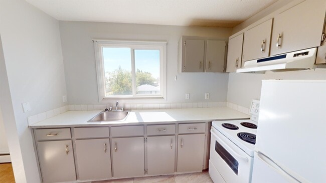 Building Photo - 9656 Hillcrest Dr