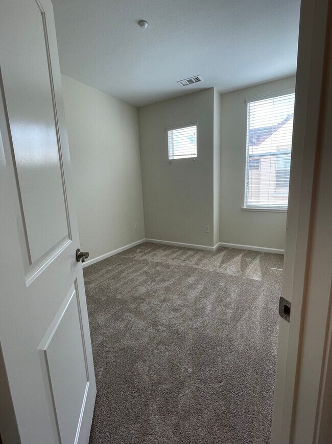 Foto del edificio - Great Location Spacious 3 Bedroom Townhous...