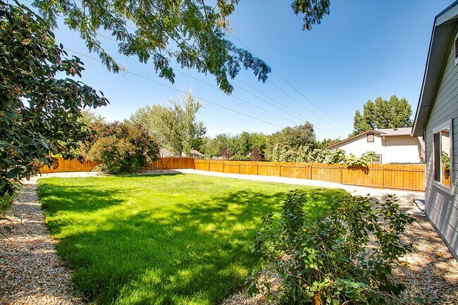 Foto del edificio - 2041 E Oakridge Ct