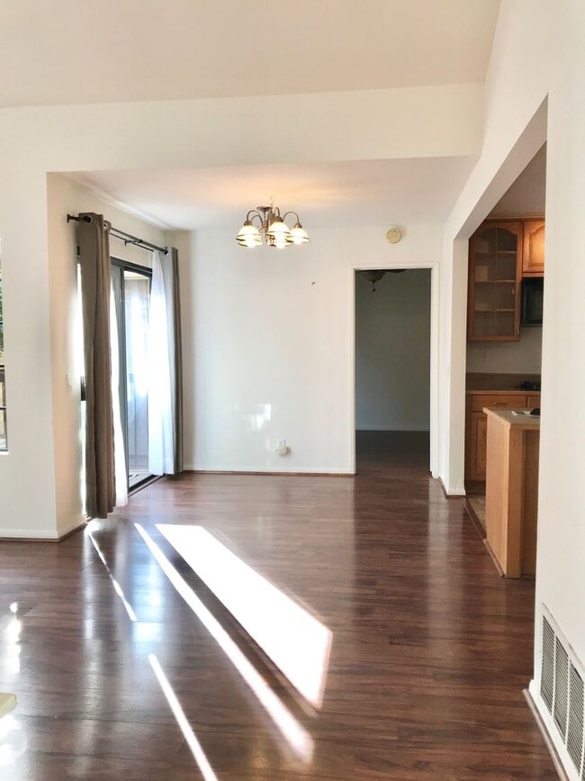 Building Photo - Bright, spacious 2 bed 2 bath condo in Eas...