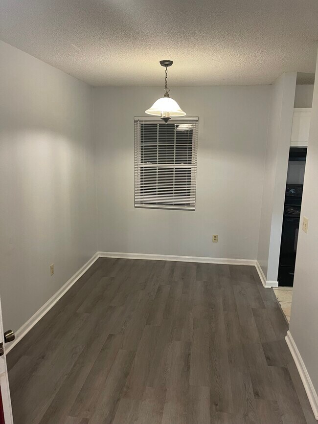Building Photo - 212 Apache Dr
