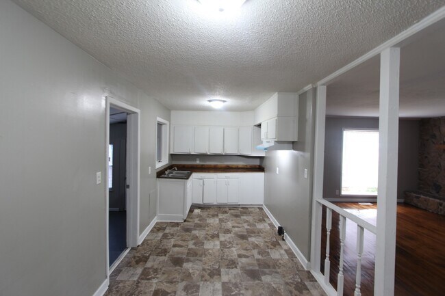 Building Photo - New On The Market!  3 Bedroom 1 Bath + Lar...