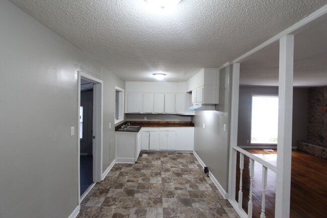 Building Photo - New On The Market!  3 Bedroom 1 Bath + Large Den.  Get to it Fast!!
