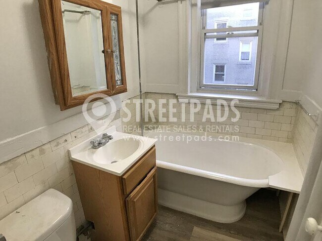 Building Photo - bedroom in Boston MA 02215