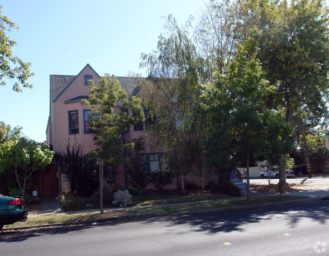 Foto del edificio - 2602 Roosevelt Ave