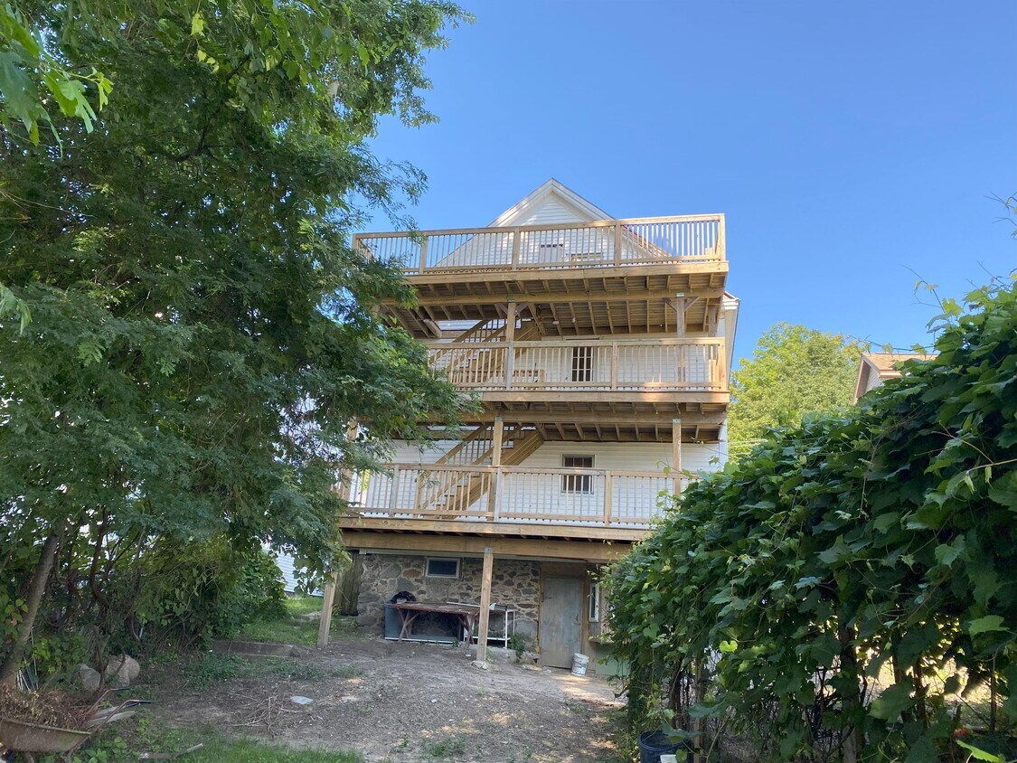 Primary Photo - 371 Riverside St