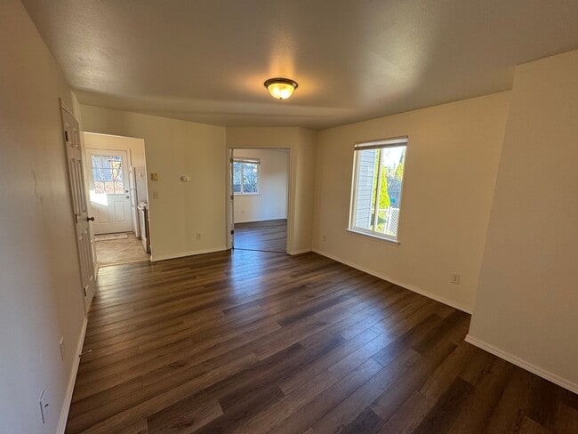 Building Photo - 2 Bedroom 1.5 Bathroom plus Office - Mount Vernon