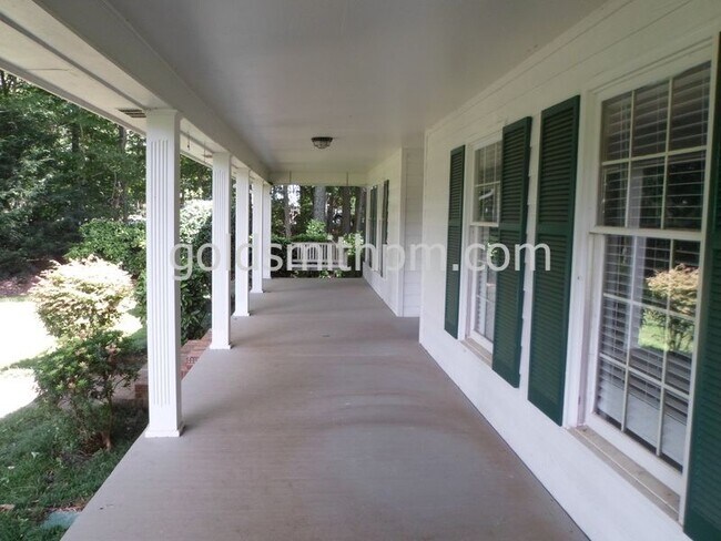 Building Photo - 14 Bateswood Dr