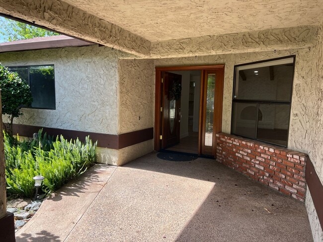 Foto del edificio - Beautiful Updated West Redding Home!