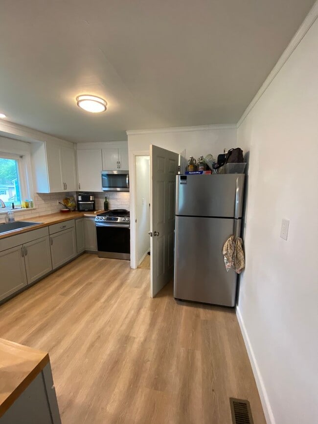 Building Photo - Beautiful 3 Bedroom House with Large Fence...